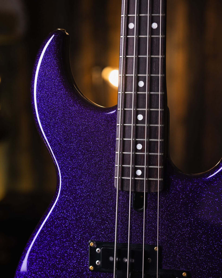 Yamaha BB1100s Purple Sparkle '85 - Bajo Eléctrico | Cuerpo • Modelo: BB1100s• Madera: Alder • Terminación: Purple Sparkle, Gloss Brazo • Madera: Maple• Terminación: Gloss• Perfil: "C"• Espaciado: 18mm• Escala: 34"• Nuez: Bronze Diapasón • Madera: Ebony•