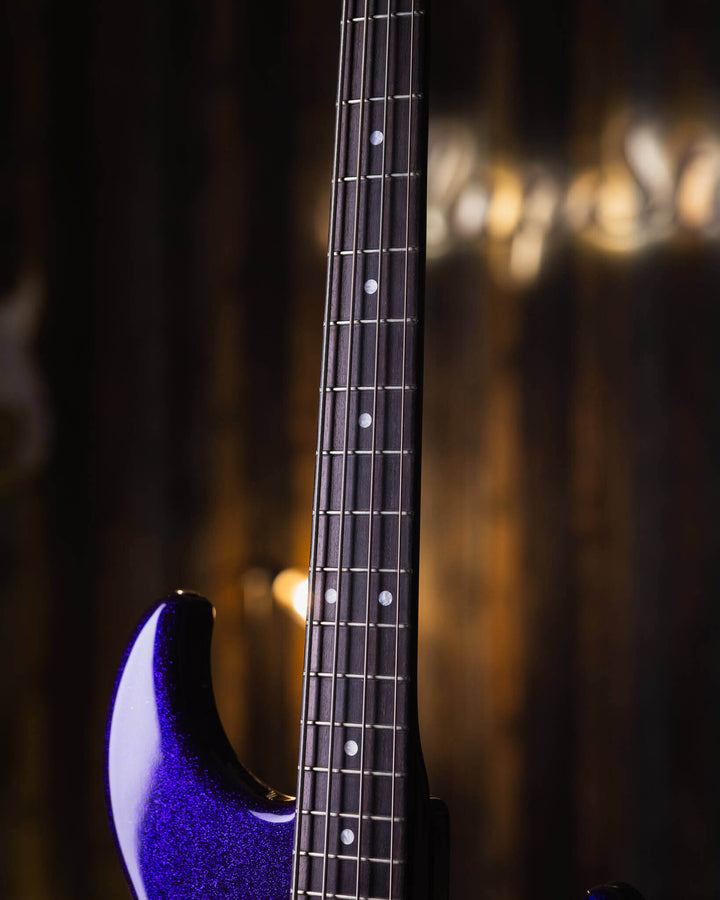 Yamaha BB1100s Purple Sparkle '85 - Bajo Eléctrico | Cuerpo • Modelo: BB1100s• Madera: Alder • Terminación: Purple Sparkle, Gloss Brazo • Madera: Maple• Terminación: Gloss• Perfil: "C"• Espaciado: 18mm• Escala: 34"• Nuez: Bronze Diapasón • Madera: Ebony•