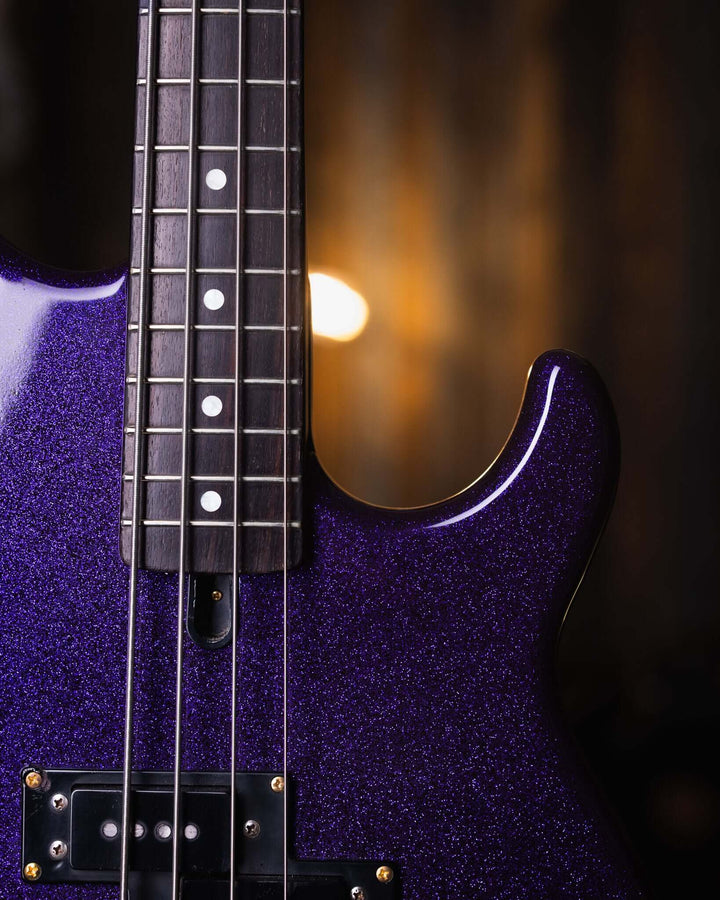 Yamaha BB1100s Purple Sparkle '85 - Bajo Eléctrico | Cuerpo • Modelo: BB1100s• Madera: Alder • Terminación: Purple Sparkle, Gloss Brazo • Madera: Maple• Terminación: Gloss• Perfil: "C"• Espaciado: 18mm• Escala: 34"• Nuez: Bronze Diapasón • Madera: Ebony•