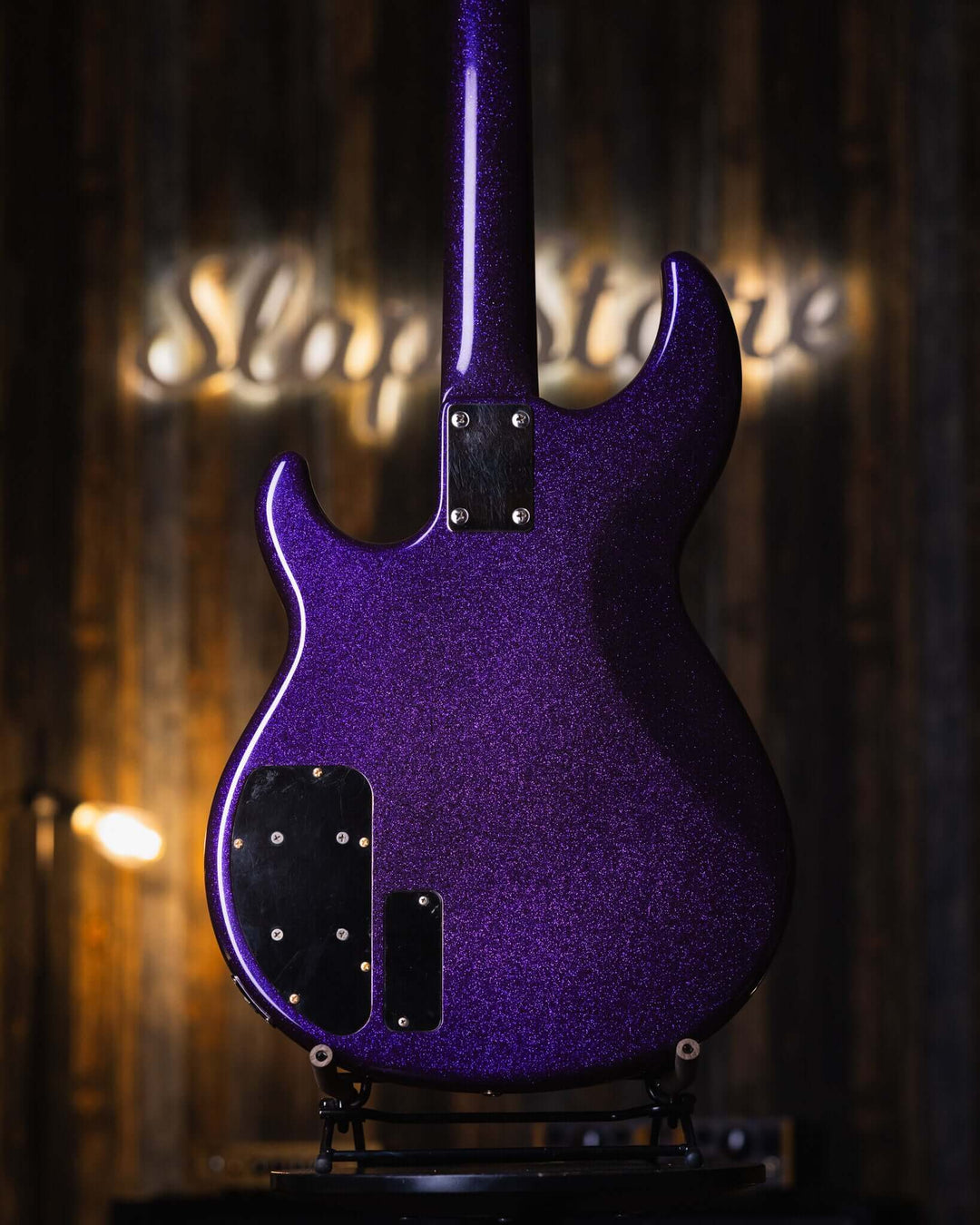Yamaha BB1100s Purple Sparkle '85 - Bajo Eléctrico | Cuerpo • Modelo: BB1100s• Madera: Alder • Terminación: Purple Sparkle, Gloss Brazo • Madera: Maple• Terminación: Gloss• Perfil: "C"• Espaciado: 18mm• Escala: 34"• Nuez: Bronze Diapasón • Madera: Ebony•