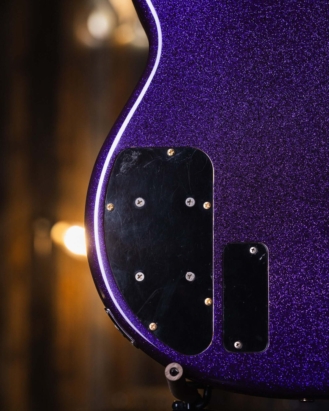 Yamaha BB1100s Purple Sparkle '85 - Bajo Eléctrico | Cuerpo • Modelo: BB1100s• Madera: Alder • Terminación: Purple Sparkle, Gloss Brazo • Madera: Maple• Terminación: Gloss• Perfil: "C"• Espaciado: 18mm• Escala: 34"• Nuez: Bronze Diapasón • Madera: Ebony•