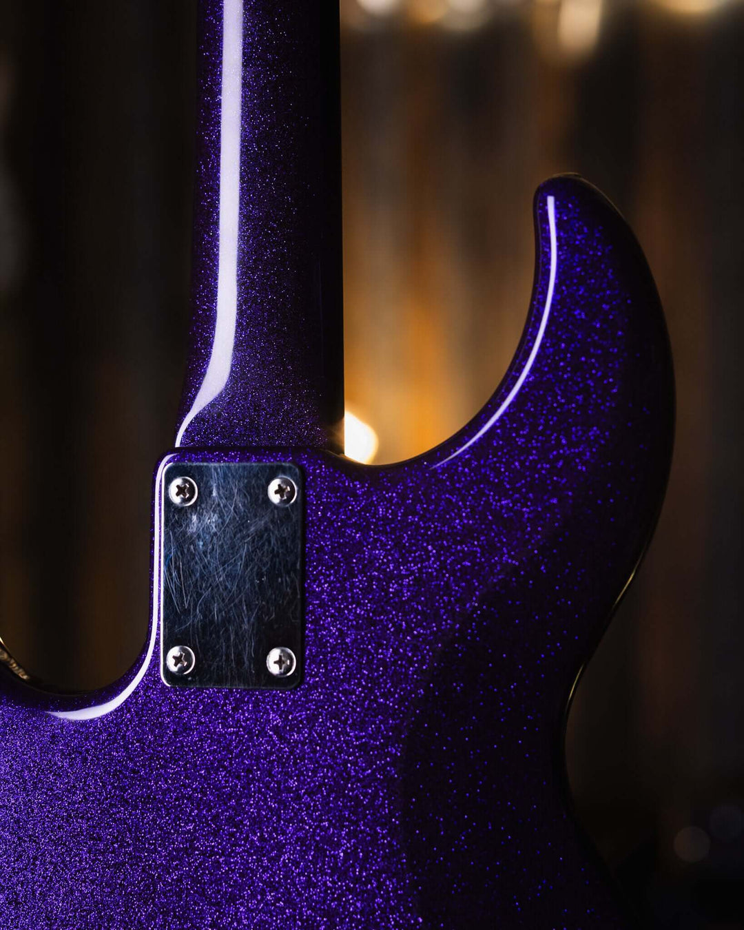 Yamaha BB1100s Purple Sparkle '85 - Bajo Eléctrico | Cuerpo • Modelo: BB1100s• Madera: Alder • Terminación: Purple Sparkle, Gloss Brazo • Madera: Maple• Terminación: Gloss• Perfil: "C"• Espaciado: 18mm• Escala: 34"• Nuez: Bronze Diapasón • Madera: Ebony•