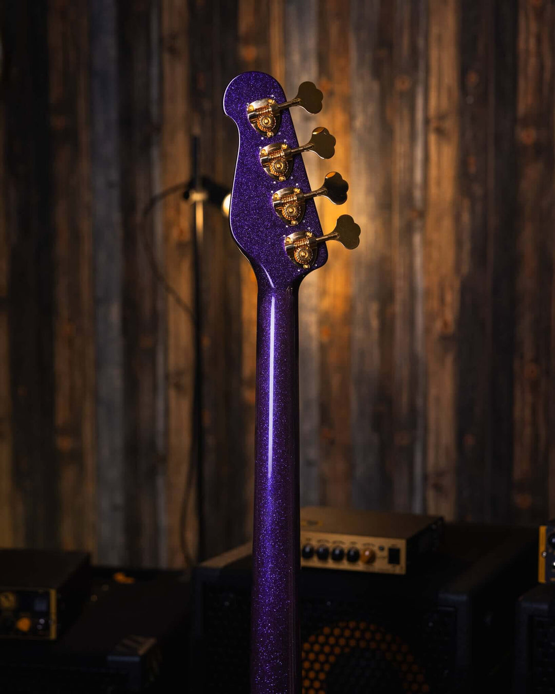Yamaha BB1100s Purple Sparkle '85 - Bajo Eléctrico | Cuerpo • Modelo: BB1100s• Madera: Alder • Terminación: Purple Sparkle, Gloss Brazo • Madera: Maple• Terminación: Gloss• Perfil: "C"• Espaciado: 18mm• Escala: 34"• Nuez: Bronze Diapasón • Madera: Ebony•