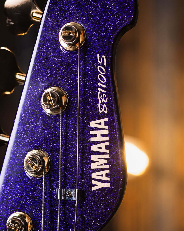 Yamaha BB1100s Purple Sparkle '85 - Bajo Eléctrico | Cuerpo • Modelo: BB1100s• Madera: Alder • Terminación: Purple Sparkle, Gloss Brazo • Madera: Maple• Terminación: Gloss• Perfil: "C"• Espaciado: 18mm• Escala: 34"• Nuez: Bronze Diapasón • Madera: Ebony•