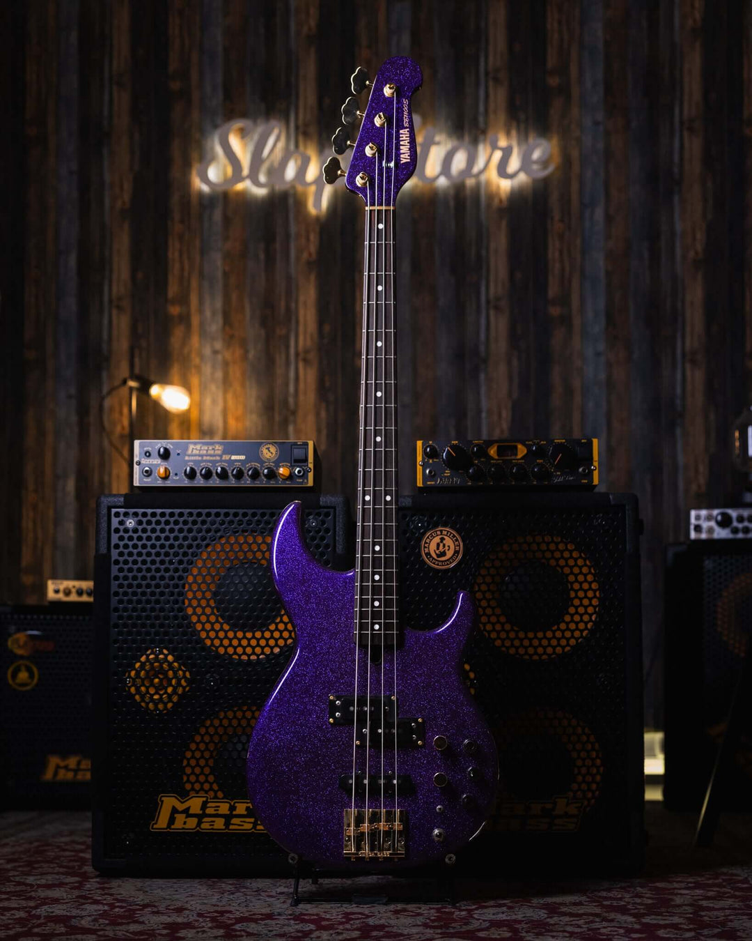 Yamaha BB1100s Purple Sparkle '85 - Bajo Eléctrico | Cuerpo • Modelo: BB1100s• Madera: Alder • Terminación: Purple Sparkle, Gloss Brazo • Madera: Maple• Terminación: Gloss• Perfil: "C"• Espaciado: 18mm• Escala: 34"• Nuez: Bronze Diapasón • Madera: Ebony•