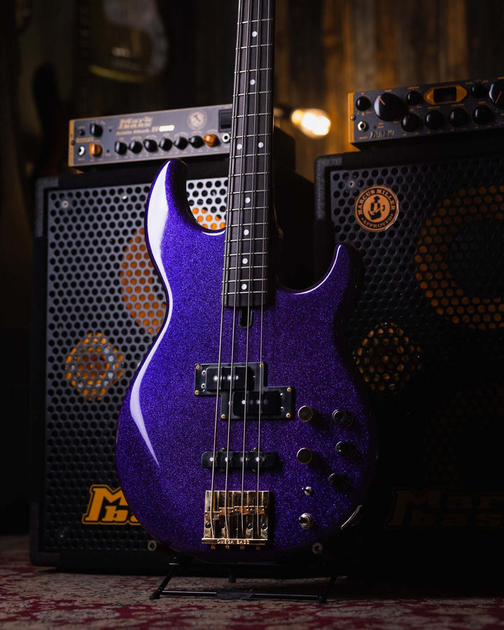 Yamaha BB1100s Purple Sparkle '85 - Bajo Eléctrico | Cuerpo • Modelo: BB1100s• Madera: Alder • Terminación: Purple Sparkle, Gloss Brazo • Madera: Maple• Terminación: Gloss• Perfil: "C"• Espaciado: 18mm• Escala: 34"• Nuez: Bronze Diapasón • Madera: Ebony•