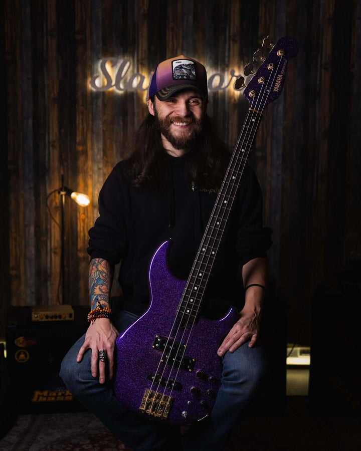 Yamaha BB1100s Purple Sparkle '85 - Bajo Eléctrico | Cuerpo • Modelo: BB1100s• Madera: Alder • Terminación: Purple Sparkle, Gloss Brazo • Madera: Maple• Terminación: Gloss• Perfil: "C"• Espaciado: 18mm• Escala: 34"• Nuez: Bronze Diapasón • Madera: Ebony•