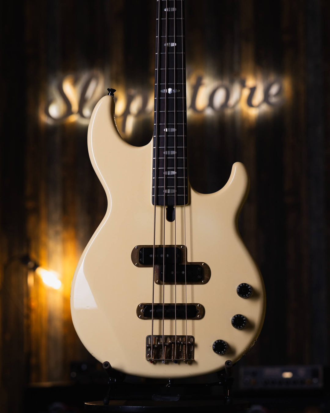 Yamaha BB3000S Cream '84 - Bajo Eléctrico | Cuerpo • Modelo: BB3000S• Madera: Alder • Terminación: Gloss Brazo • Madera: Maple• Terminación: Gloss• Perfil: "C"• Espaciado: 18mm• Escala: 34"• Nuez: Brass Diapasón • Madera: Ébano• Radio: 10"• Trastes: 21 El