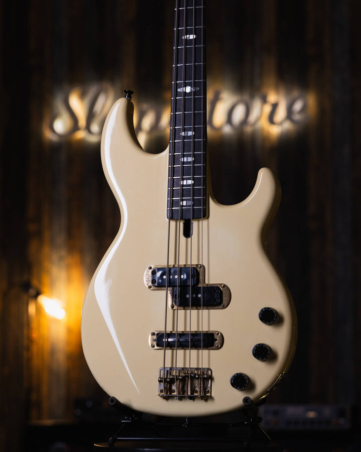 Yamaha BB3000S Cream '84 - Bajo Eléctrico | Cuerpo • Modelo: BB3000S• Madera: Alder • Terminación: Gloss Brazo • Madera: Maple• Terminación: Gloss• Perfil: "C"• Espaciado: 18mm• Escala: 34"• Nuez: Brass Diapasón • Madera: Ébano• Radio: 10"• Trastes: 21 El