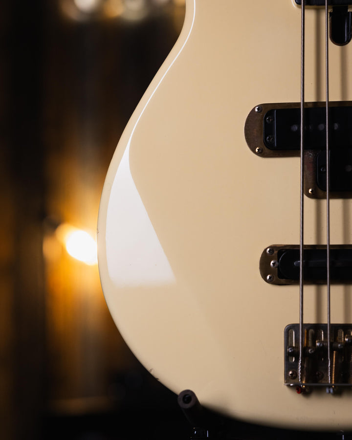 Yamaha BB3000S Cream '84 - Bajo Eléctrico | Cuerpo • Modelo: BB3000S• Madera: Alder • Terminación: Gloss Brazo • Madera: Maple• Terminación: Gloss• Perfil: "C"• Espaciado: 18mm• Escala: 34"• Nuez: Brass Diapasón • Madera: Ébano• Radio: 10"• Trastes: 21 El