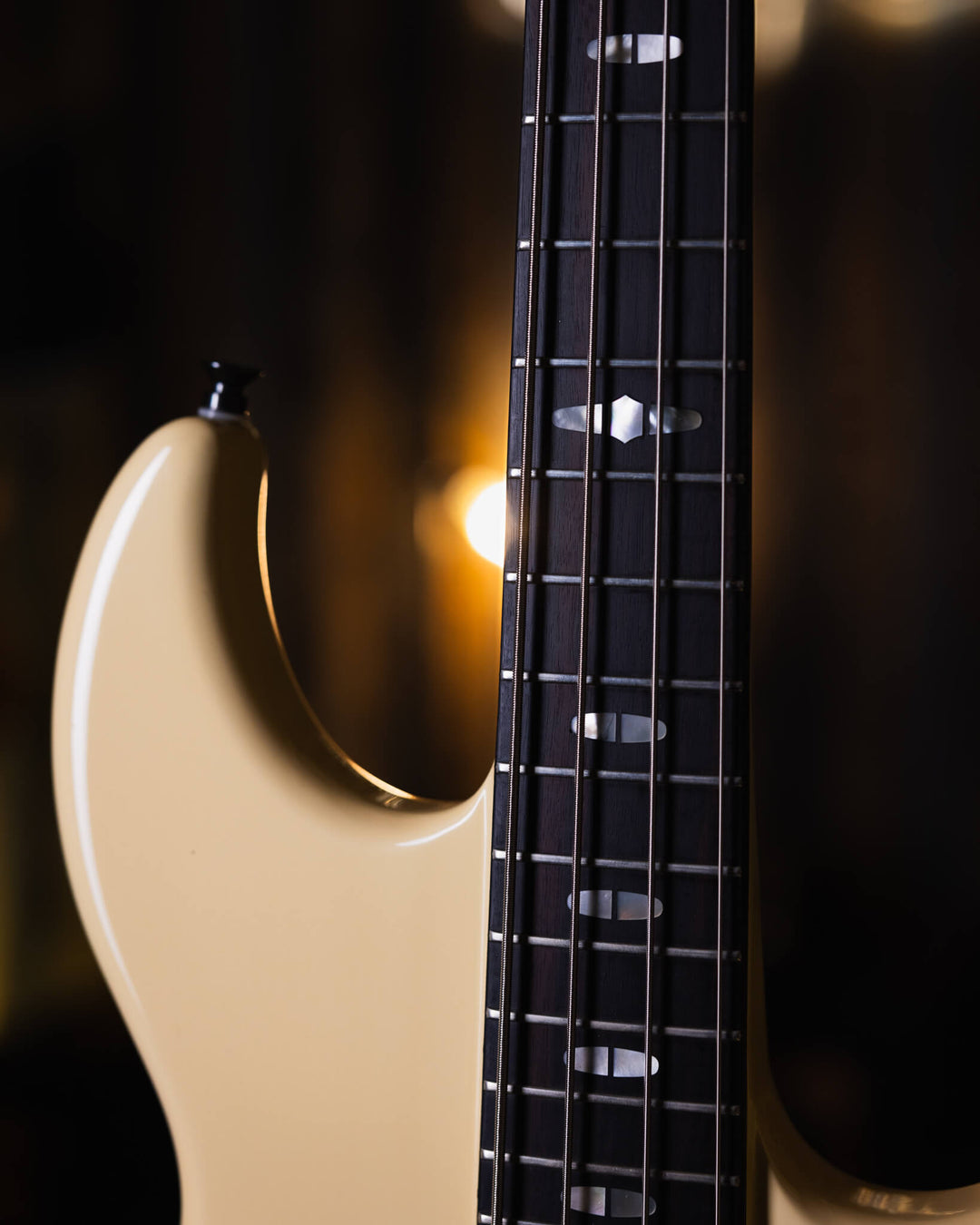 Yamaha BB3000S Cream '84 - Bajo Eléctrico | Cuerpo • Modelo: BB3000S• Madera: Alder • Terminación: Gloss Brazo • Madera: Maple• Terminación: Gloss• Perfil: "C"• Espaciado: 18mm• Escala: 34"• Nuez: Brass Diapasón • Madera: Ébano• Radio: 10"• Trastes: 21 El