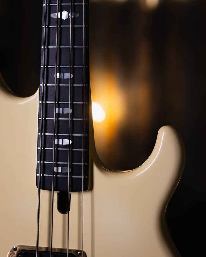 Yamaha BB3000S Cream '84 - Bajo Eléctrico | Cuerpo • Modelo: BB3000S• Madera: Alder • Terminación: Gloss Brazo • Madera: Maple• Terminación: Gloss• Perfil: "C"• Espaciado: 18mm• Escala: 34"• Nuez: Brass Diapasón • Madera: Ébano• Radio: 10"• Trastes: 21 El