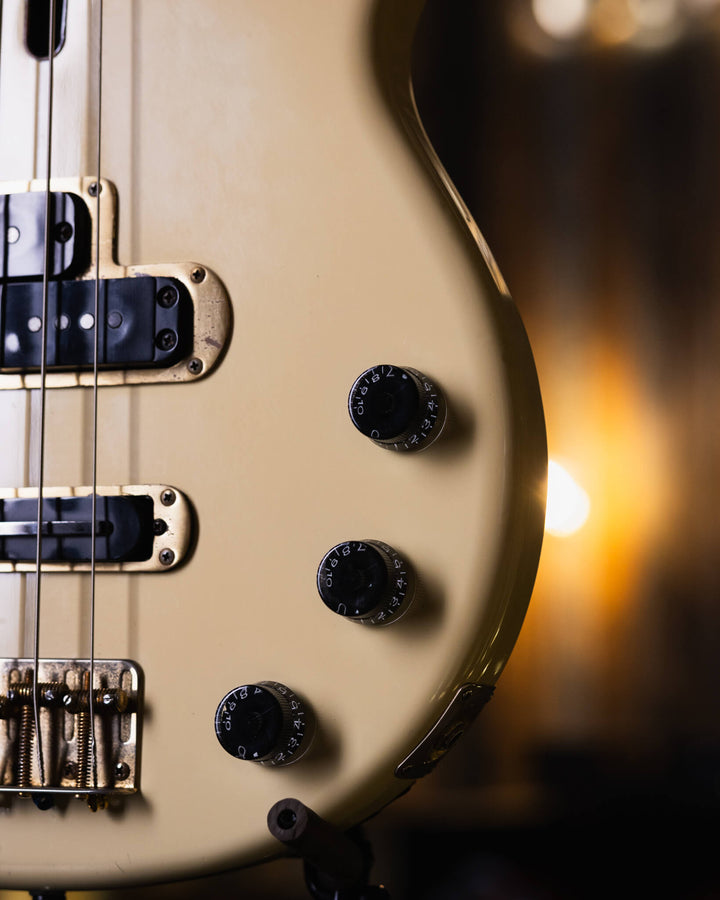 Yamaha BB3000S Cream '84 - Bajo Eléctrico | Cuerpo • Modelo: BB3000S• Madera: Alder • Terminación: Gloss Brazo • Madera: Maple• Terminación: Gloss• Perfil: "C"• Espaciado: 18mm• Escala: 34"• Nuez: Brass Diapasón • Madera: Ébano• Radio: 10"• Trastes: 21 El