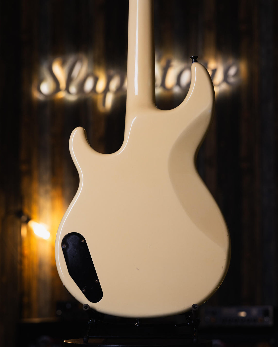 Yamaha BB3000S Cream '84 - Bajo Eléctrico | Cuerpo • Modelo: BB3000S• Madera: Alder • Terminación: Gloss Brazo • Madera: Maple• Terminación: Gloss• Perfil: "C"• Espaciado: 18mm• Escala: 34"• Nuez: Brass Diapasón • Madera: Ébano• Radio: 10"• Trastes: 21 El