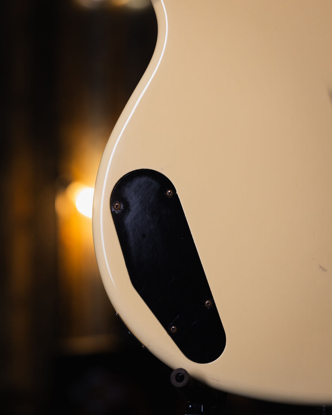 Yamaha BB3000S Cream '84 - Bajo Eléctrico | Cuerpo • Modelo: BB3000S• Madera: Alder • Terminación: Gloss Brazo • Madera: Maple• Terminación: Gloss• Perfil: "C"• Espaciado: 18mm• Escala: 34"• Nuez: Brass Diapasón • Madera: Ébano• Radio: 10"• Trastes: 21 El