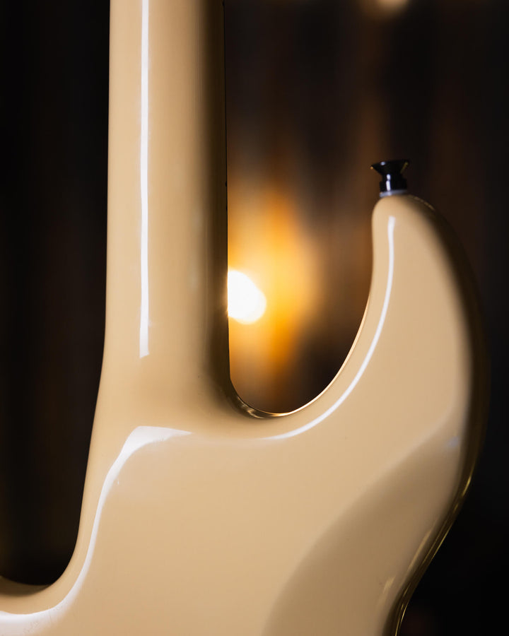 Yamaha BB3000S Cream '84 - Bajo Eléctrico | Cuerpo • Modelo: BB3000S• Madera: Alder • Terminación: Gloss Brazo • Madera: Maple• Terminación: Gloss• Perfil: "C"• Espaciado: 18mm• Escala: 34"• Nuez: Brass Diapasón • Madera: Ébano• Radio: 10"• Trastes: 21 El