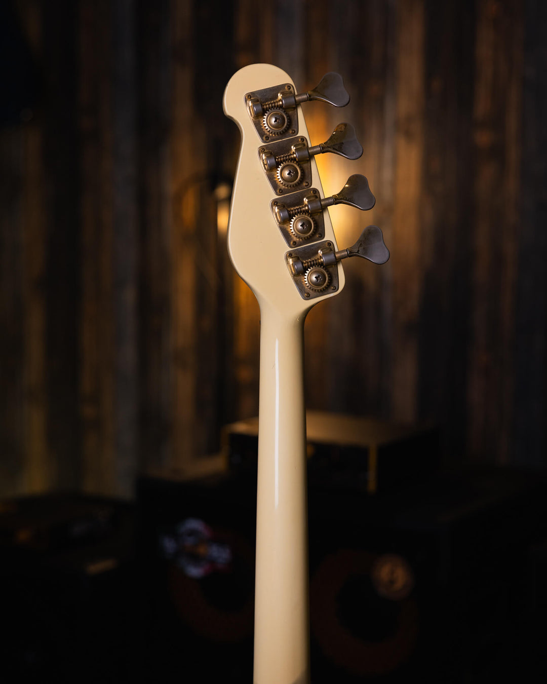 Yamaha BB3000S Cream '84 - Bajo Eléctrico | Cuerpo • Modelo: BB3000S• Madera: Alder • Terminación: Gloss Brazo • Madera: Maple• Terminación: Gloss• Perfil: "C"• Espaciado: 18mm• Escala: 34"• Nuez: Brass Diapasón • Madera: Ébano• Radio: 10"• Trastes: 21 El