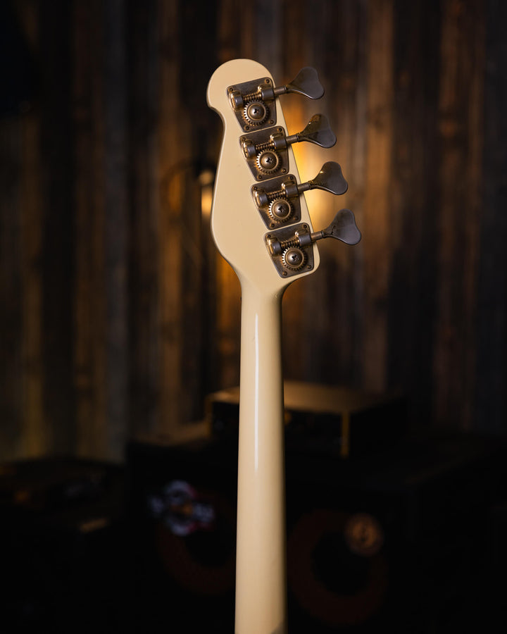 Yamaha BB3000S Cream '84 - Bajo Eléctrico | Cuerpo • Modelo: BB3000S• Madera: Alder • Terminación: Gloss Brazo • Madera: Maple• Terminación: Gloss• Perfil: "C"• Espaciado: 18mm• Escala: 34"• Nuez: Brass Diapasón • Madera: Ébano• Radio: 10"• Trastes: 21 El