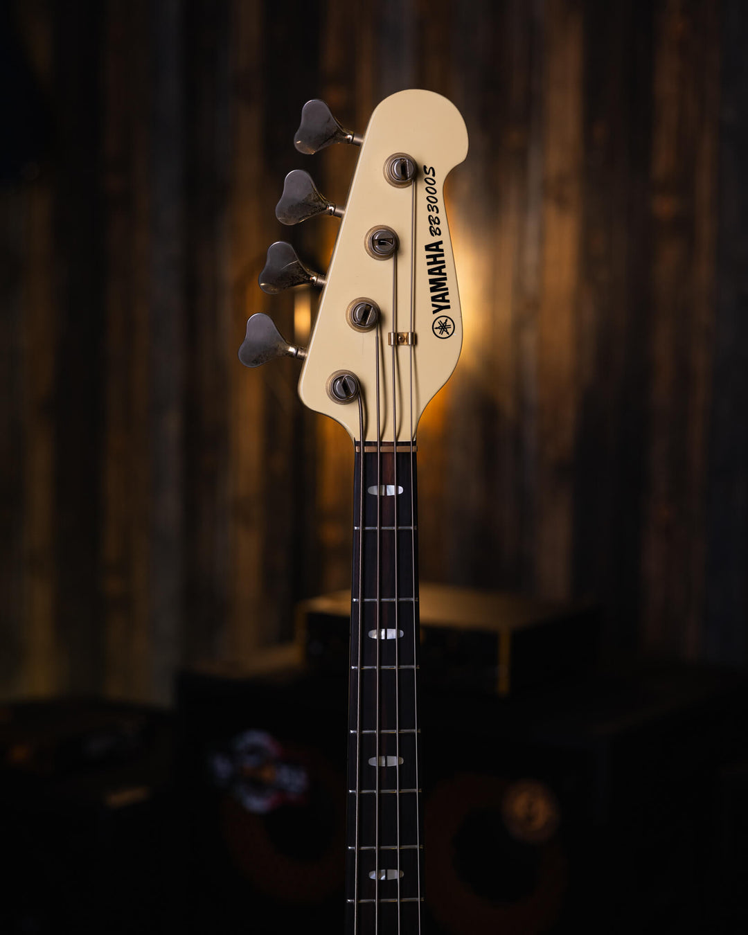 Yamaha BB3000S Cream '84 - Bajo Eléctrico | Cuerpo • Modelo: BB3000S• Madera: Alder • Terminación: Gloss Brazo • Madera: Maple• Terminación: Gloss• Perfil: "C"• Espaciado: 18mm• Escala: 34"• Nuez: Brass Diapasón • Madera: Ébano• Radio: 10"• Trastes: 21 El