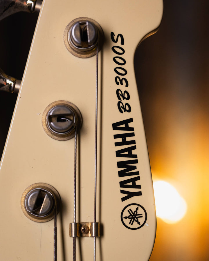 Yamaha BB3000S Cream '84 - Bajo Eléctrico | Cuerpo • Modelo: BB3000S• Madera: Alder • Terminación: Gloss Brazo • Madera: Maple• Terminación: Gloss• Perfil: "C"• Espaciado: 18mm• Escala: 34"• Nuez: Brass Diapasón • Madera: Ébano• Radio: 10"• Trastes: 21 El