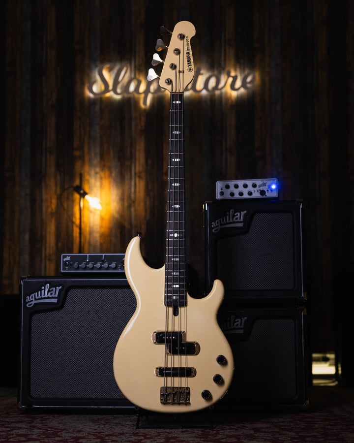 Yamaha BB3000S Cream '84 - Bajo Eléctrico | Cuerpo • Modelo: BB3000S• Madera: Alder • Terminación: Gloss Brazo • Madera: Maple• Terminación: Gloss• Perfil: "C"• Espaciado: 18mm• Escala: 34"• Nuez: Brass Diapasón • Madera: Ébano• Radio: 10"• Trastes: 21 El