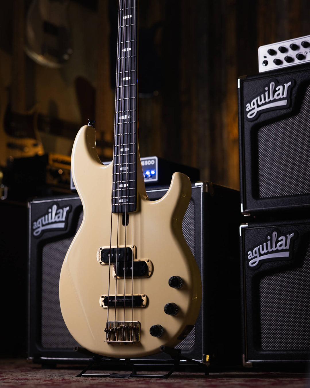 Yamaha BB3000S Cream '84 - Bajo Eléctrico | Cuerpo • Modelo: BB3000S• Madera: Alder • Terminación: Gloss Brazo • Madera: Maple• Terminación: Gloss• Perfil: "C"• Espaciado: 18mm• Escala: 34"• Nuez: Brass Diapasón • Madera: Ébano• Radio: 10"• Trastes: 21 El