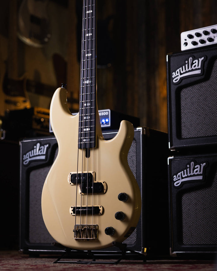 Yamaha BB3000S Cream '84 - Bajo Eléctrico | Cuerpo • Modelo: BB3000S• Madera: Alder • Terminación: Gloss Brazo • Madera: Maple• Terminación: Gloss• Perfil: "C"• Espaciado: 18mm• Escala: 34"• Nuez: Brass Diapasón • Madera: Ébano• Radio: 10"• Trastes: 21 El