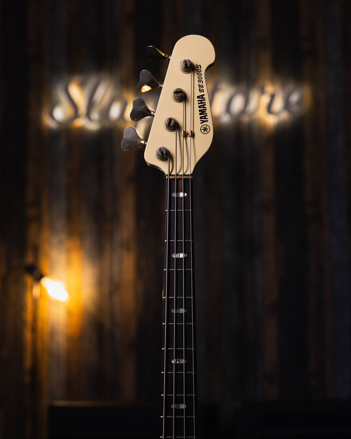 Yamaha BB3000S Cream '84 - Bajo Eléctrico | Cuerpo • Modelo: BB3000S• Madera: Alder • Terminación: Gloss Brazo • Madera: Maple• Terminación: Gloss• Perfil: "C"• Espaciado: 18mm• Escala: 34"• Nuez: Brass Diapasón • Madera: Ébano• Radio: 10"• Trastes: 21 El