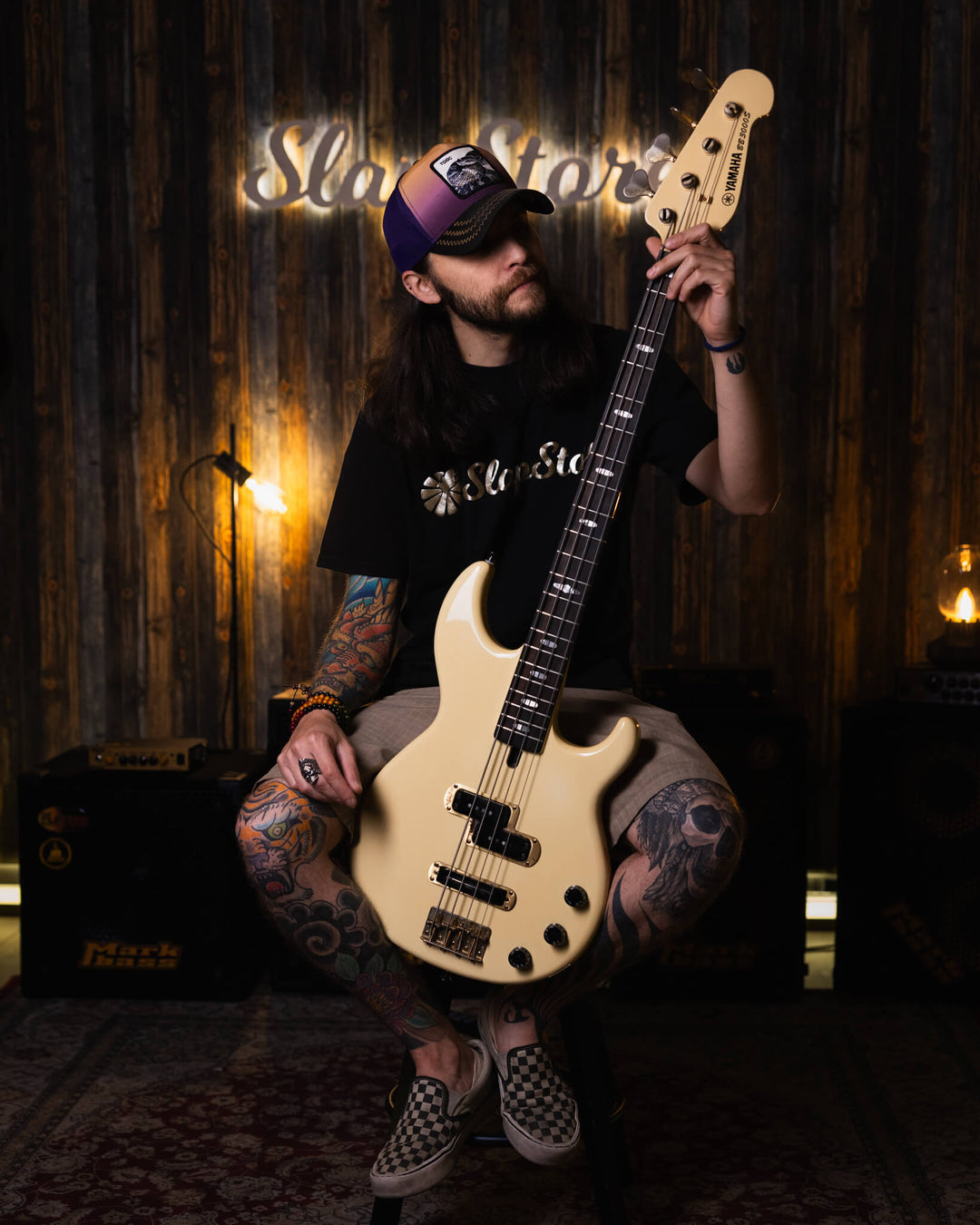 Yamaha BB3000S Cream '84 - Bajo Eléctrico | Cuerpo • Modelo: BB3000S• Madera: Alder • Terminación: Gloss Brazo • Madera: Maple• Terminación: Gloss• Perfil: "C"• Espaciado: 18mm• Escala: 34"• Nuez: Brass Diapasón • Madera: Ébano• Radio: 10"• Trastes: 21 El