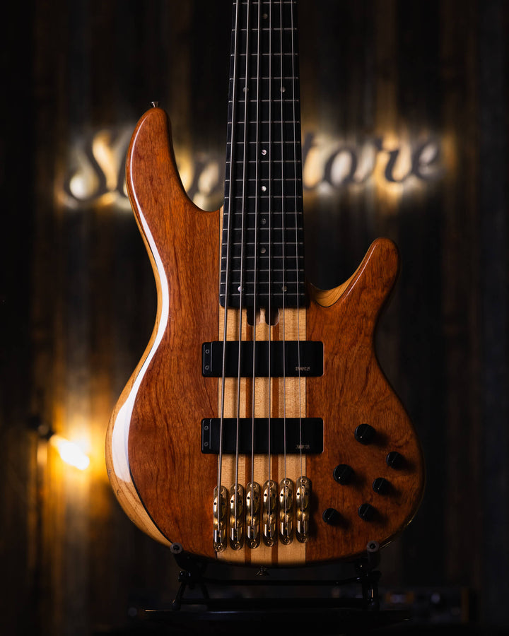 Yamaha TRB-6PII Natural Bubinga Top 2009 - Bajo Eléctrico | Cuerpo • Modelo: TRB-6 PII• Madera: Ash • Top: Bubinga • Terminación: Gloss Brazo • Madera: 5-Piezas Maple/Mahogany • Terminación: Neck thru / Gloss• Espaciado: 18mm• Escala: 35"• Nuez: hueso Dia
