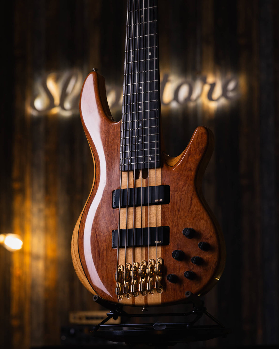 Yamaha TRB-6PII Natural Bubinga Top 2009 - Bajo Eléctrico | Cuerpo • Modelo: TRB-6 PII• Madera: Ash • Top: Bubinga • Terminación: Gloss Brazo • Madera: 5-Piezas Maple/Mahogany • Terminación: Neck thru / Gloss• Espaciado: 18mm• Escala: 35"• Nuez: hueso Dia