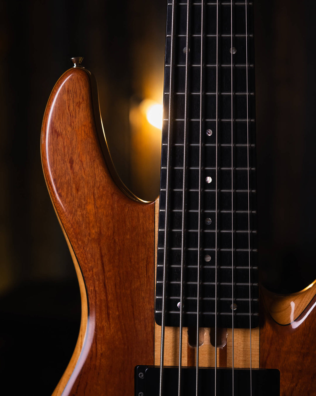 Yamaha TRB-6PII Natural Bubinga Top 2009 - Bajo Eléctrico | Cuerpo • Modelo: TRB-6 PII• Madera: Ash • Top: Bubinga • Terminación: Gloss Brazo • Madera: 5-Piezas Maple/Mahogany • Terminación: Neck thru / Gloss• Espaciado: 18mm• Escala: 35"• Nuez: hueso Dia