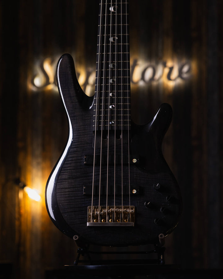 Yamaha TRB-JPI Charcoal Grey '94 - Bajo Eléctrico | Cuerpo • Modelo: TRB-JPI• Madera: Multiple Layer Ash/Alder • Top: Flamed Maple• Terminación: Gloss Brazo • Madera: Maple• Perfil: TRB JP • Terminación: Gloss• Espaciado: 24 mm• Escala: 34"• Nuez: 56" Dia
