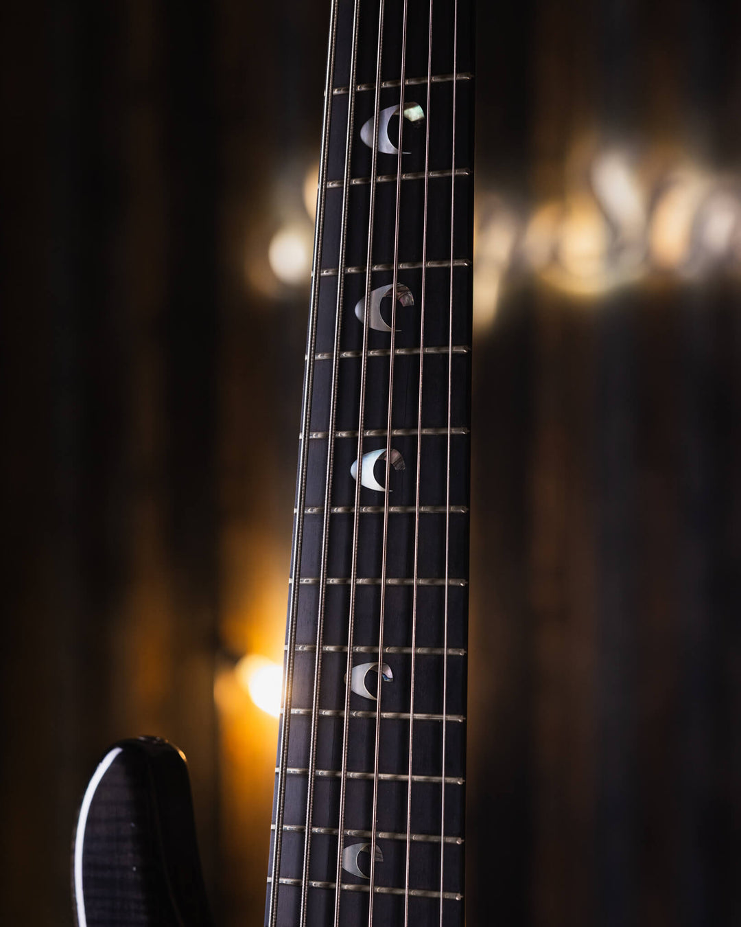 Yamaha TRB-JPI Charcoal Grey '94 - Bajo Eléctrico | Cuerpo • Modelo: TRB-JPI• Madera: Multiple Layer Ash/Alder • Top: Flamed Maple• Terminación: Gloss Brazo • Madera: Maple• Perfil: TRB JP • Terminación: Gloss• Espaciado: 24 mm• Escala: 34"• Nuez: 56" Dia