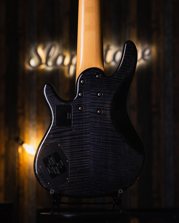Yamaha TRB-JPI Charcoal Grey '94 - Bajo Eléctrico | Cuerpo • Modelo: TRB-JPI• Madera: Multiple Layer Ash/Alder • Top: Flamed Maple• Terminación: Gloss Brazo • Madera: Maple• Perfil: TRB JP • Terminación: Gloss• Espaciado: 24 mm• Escala: 34"• Nuez: 56" Dia
