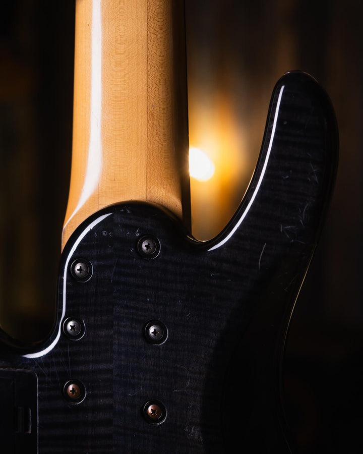 Yamaha TRB-JPI Charcoal Grey '94 - Bajo Eléctrico | Cuerpo • Modelo: TRB-JPI• Madera: Multiple Layer Ash/Alder • Top: Flamed Maple• Terminación: Gloss Brazo • Madera: Maple• Perfil: TRB JP • Terminación: Gloss• Espaciado: 24 mm• Escala: 34"• Nuez: 56" Dia
