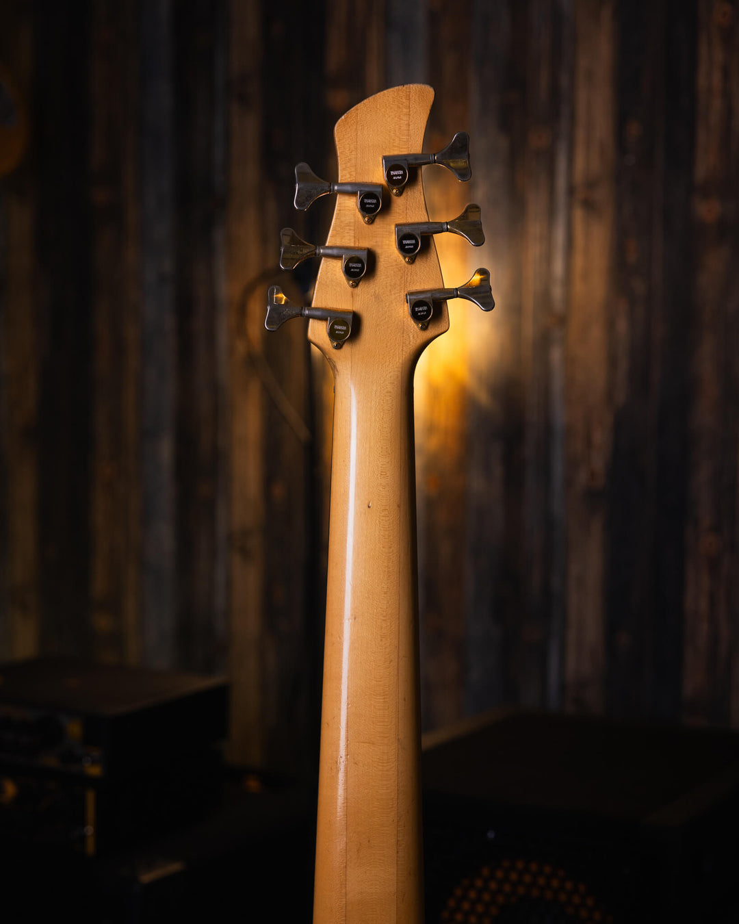 Yamaha TRB-JPI Charcoal Grey '94 - Bajo Eléctrico | Cuerpo • Modelo: TRB-JPI• Madera: Multiple Layer Ash/Alder • Top: Flamed Maple• Terminación: Gloss Brazo • Madera: Maple• Perfil: TRB JP • Terminación: Gloss• Espaciado: 24 mm• Escala: 34"• Nuez: 56" Dia