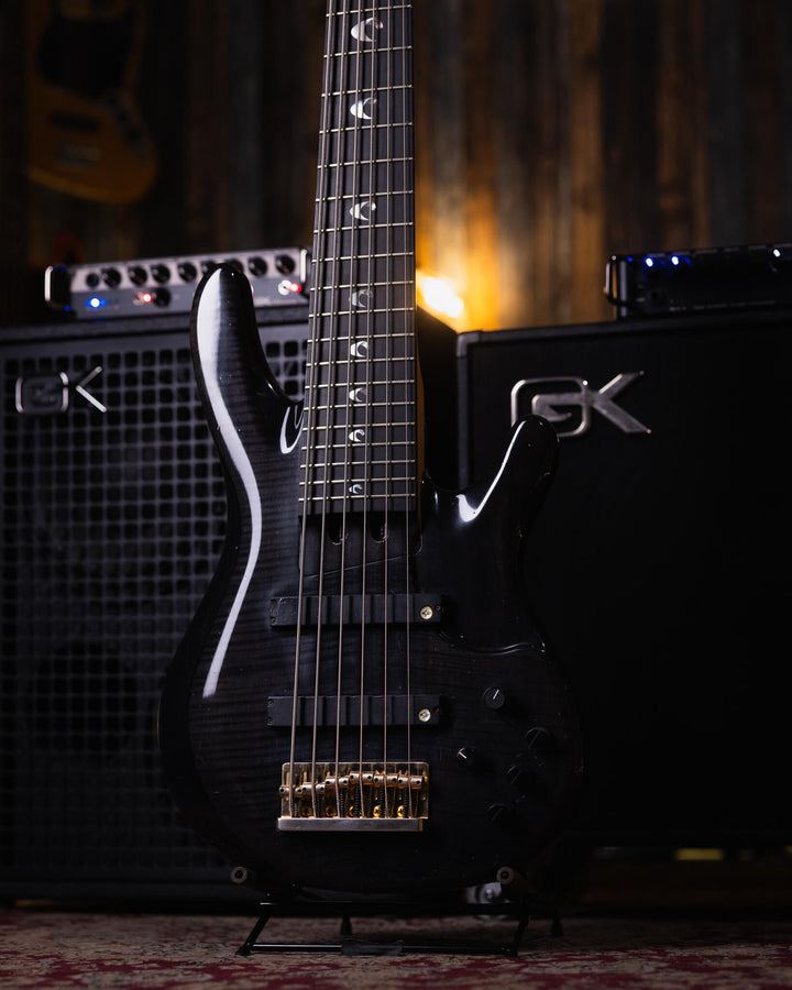 Yamaha TRB-JPI Charcoal Grey '94 - Bajo Eléctrico | Cuerpo • Modelo: TRB-JPI• Madera: Multiple Layer Ash/Alder • Top: Flamed Maple• Terminación: Gloss Brazo • Madera: Maple• Perfil: TRB JP • Terminación: Gloss• Espaciado: 24 mm• Escala: 34"• Nuez: 56" Dia