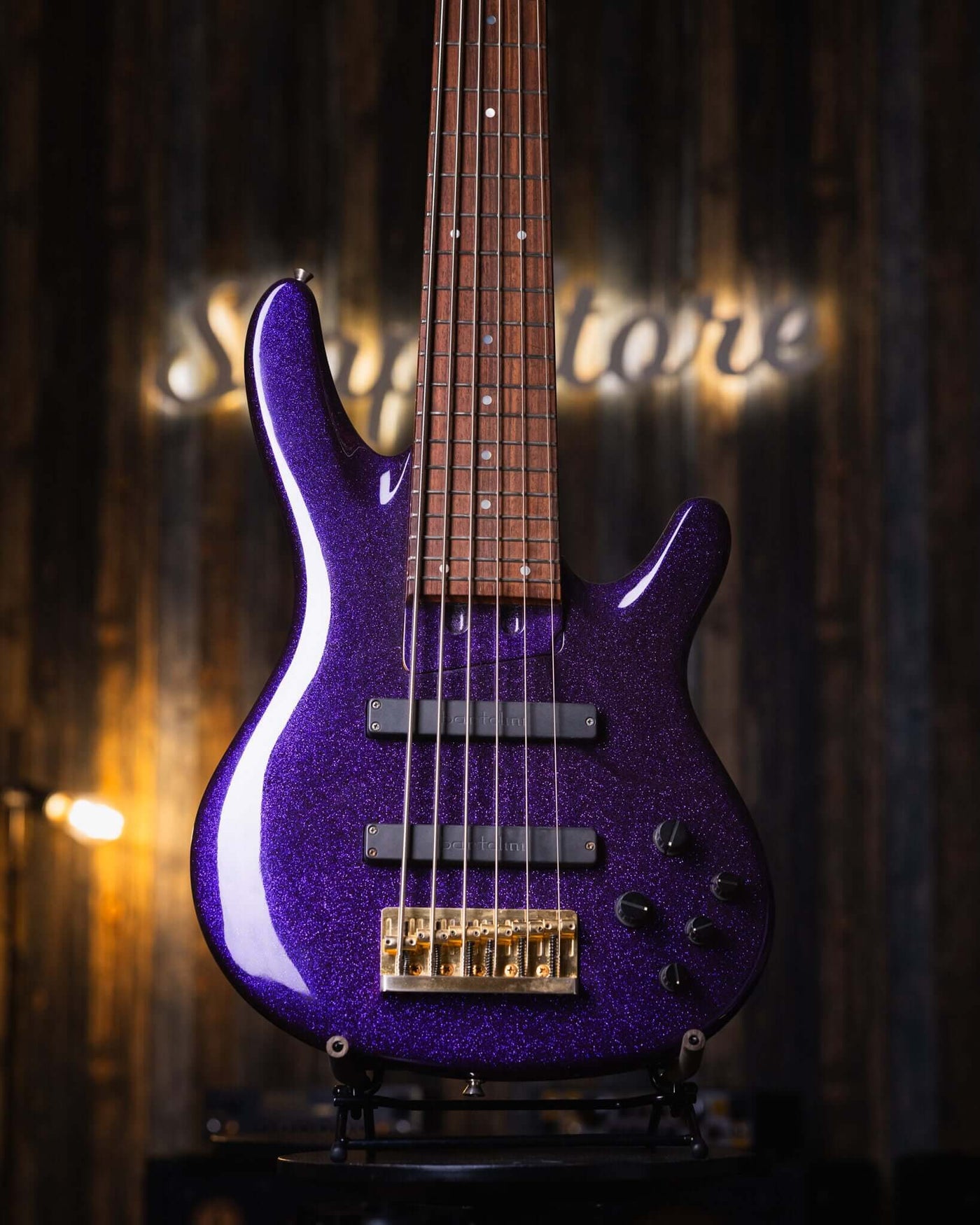 Yamaha TRB 6 Sparkle Purple '97 - Bajo Eléctrico | Cuerpo • Modelo: TRB 6P• Madera: Alder • Top: Maple • Terminación: Sparkle Purple, Gloss Brazo • Madera: 5 Piezas Maple/Mahogany • Terminación: Neck Thru / Gloss• Espaciado: 19 mm• Escala: 35"• Nuez: Bone