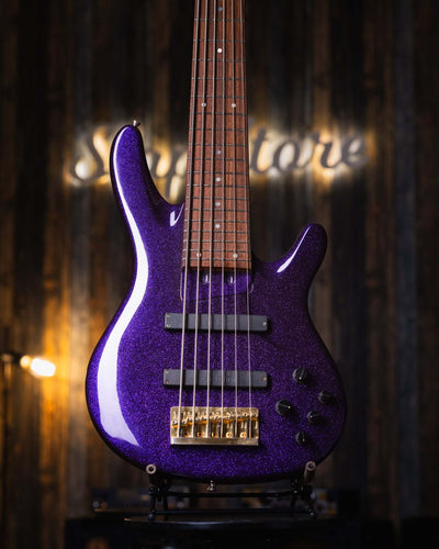 Yamaha TRB 6 Sparkle Purple '97 - Bajo Eléctrico | Cuerpo • Modelo: TRB 6P• Madera: Alder • Top: Maple • Terminación: Sparkle Purple, Gloss Brazo • Madera: 5 Piezas Maple/Mahogany • Terminación: Neck Thru / Gloss• Espaciado: 19 mm• Escala: 35"• Nuez: Bone