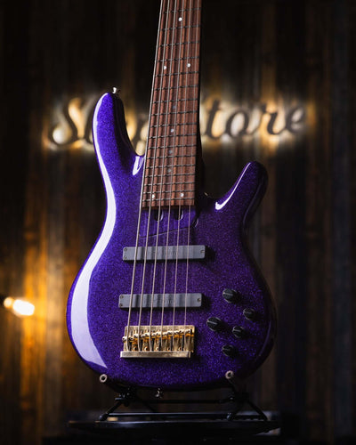 Yamaha TRB 6 Sparkle Purple '97 - Bajo Eléctrico | Cuerpo • Modelo: TRB 6P• Madera: Alder • Top: Maple • Terminación: Sparkle Purple, Gloss Brazo • Madera: 5 Piezas Maple/Mahogany • Terminación: Neck Thru / Gloss• Espaciado: 19 mm• Escala: 35"• Nuez: Bone