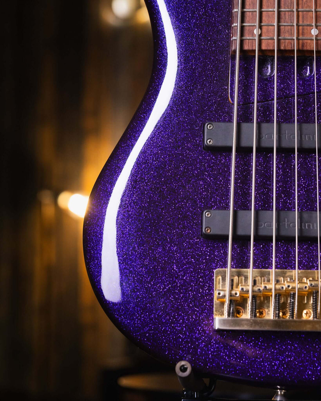 Yamaha TRB 6 Sparkle Purple '97 - Bajo Eléctrico | Cuerpo • Modelo: TRB 6P• Madera: Alder • Top: Maple • Terminación: Sparkle Purple, Gloss Brazo • Madera: 5 Piezas Maple/Mahogany • Terminación: Neck Thru / Gloss• Espaciado: 19 mm• Escala: 35"• Nuez: Bone