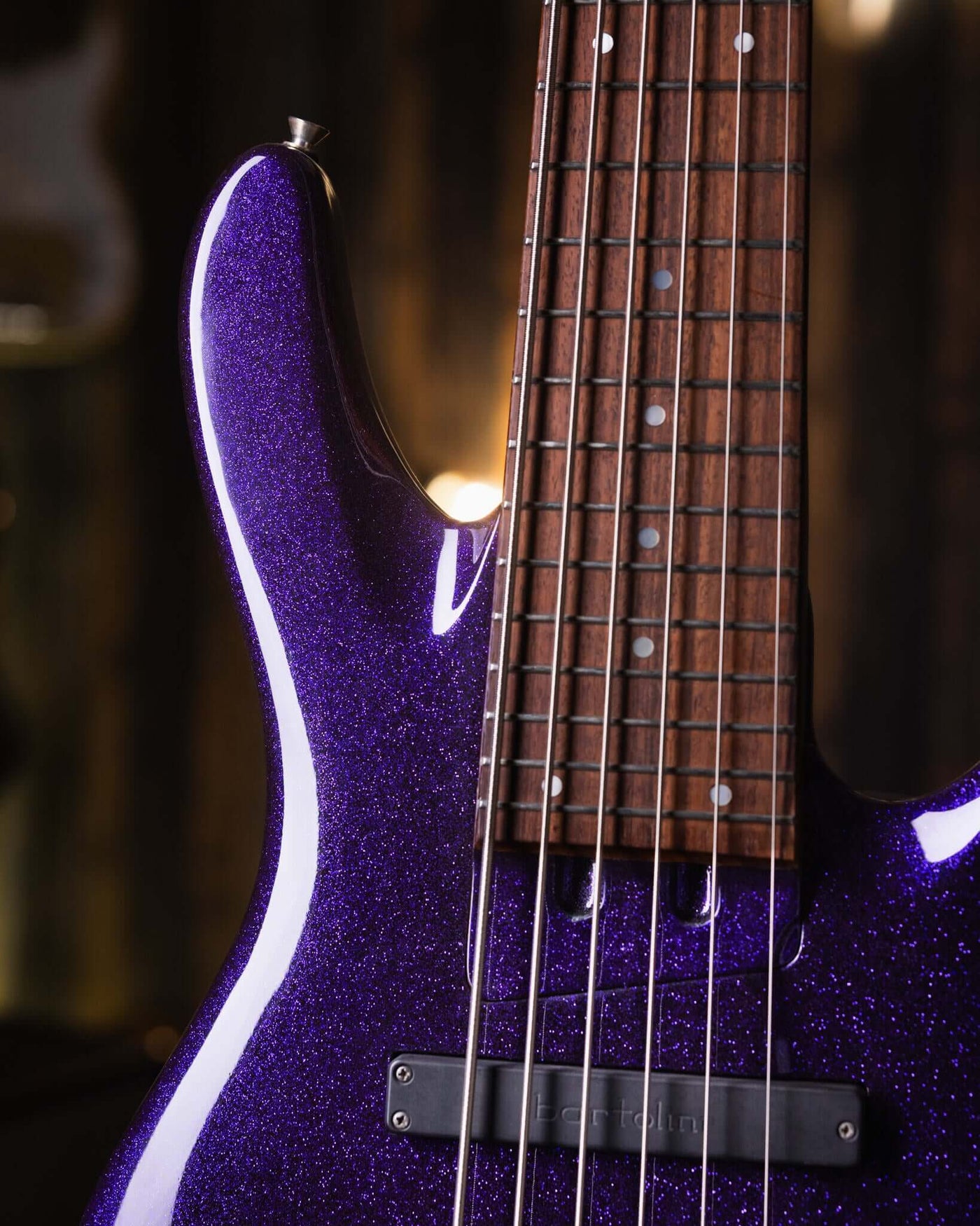 Yamaha TRB 6 Sparkle Purple '97 - Bajo Eléctrico | Cuerpo • Modelo: TRB 6P• Madera: Alder • Top: Maple • Terminación: Sparkle Purple, Gloss Brazo • Madera: 5 Piezas Maple/Mahogany • Terminación: Neck Thru / Gloss• Espaciado: 19 mm• Escala: 35"• Nuez: Bone
