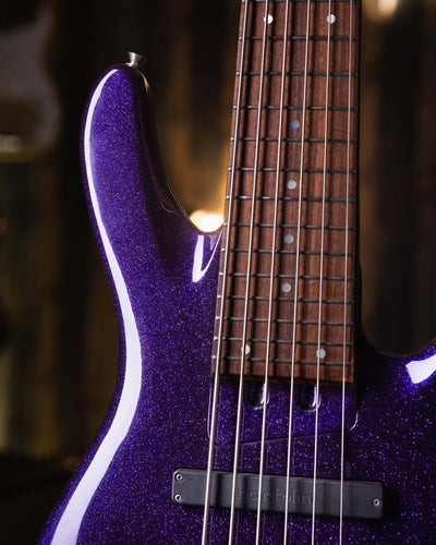 Yamaha TRB 6 Sparkle Purple '97 - Bajo Eléctrico | Cuerpo • Modelo: TRB 6P• Madera: Alder • Top: Maple • Terminación: Sparkle Purple, Gloss Brazo • Madera: 5 Piezas Maple/Mahogany • Terminación: Neck Thru / Gloss• Espaciado: 19 mm• Escala: 35"• Nuez: Bone