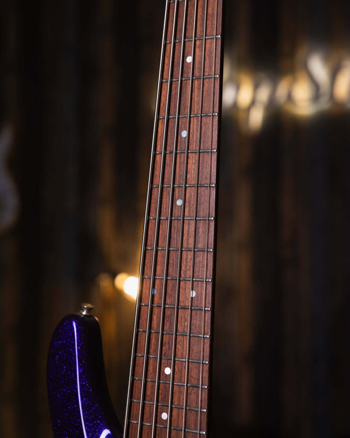 Yamaha TRB 6 Sparkle Purple '97 - Bajo Eléctrico | Cuerpo • Modelo: TRB 6P• Madera: Alder • Top: Maple • Terminación: Sparkle Purple, Gloss Brazo • Madera: 5 Piezas Maple/Mahogany • Terminación: Neck Thru / Gloss• Espaciado: 19 mm• Escala: 35"• Nuez: Bone