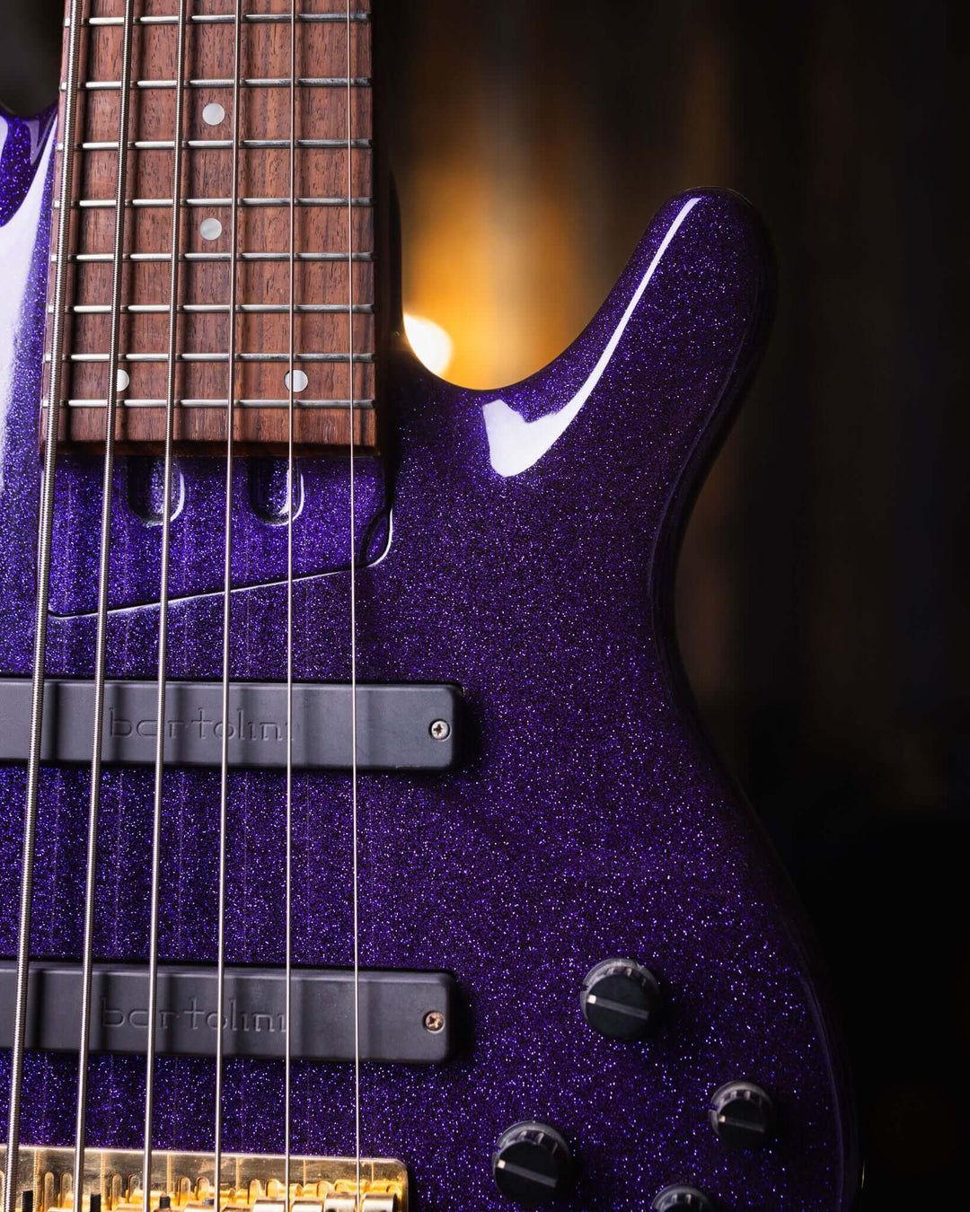 Yamaha TRB 6 Sparkle Purple '97 - Bajo Eléctrico | Cuerpo • Modelo: TRB 6P• Madera: Alder • Top: Maple • Terminación: Sparkle Purple, Gloss Brazo • Madera: 5 Piezas Maple/Mahogany • Terminación: Neck Thru / Gloss• Espaciado: 19 mm• Escala: 35"• Nuez: Bone