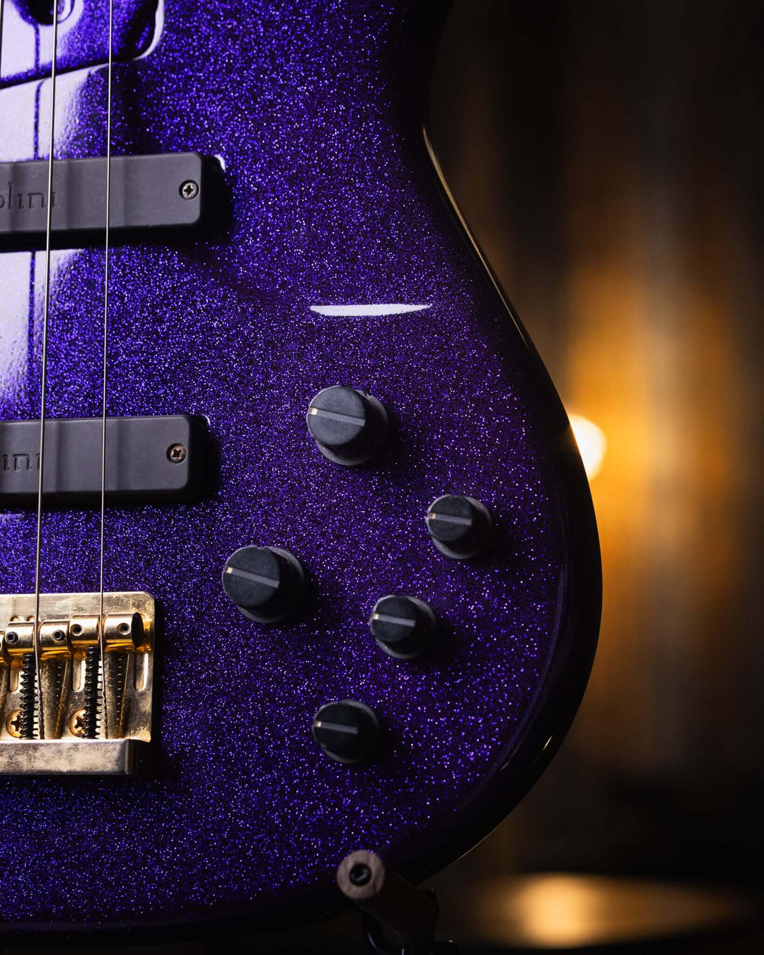 Yamaha TRB 6 Sparkle Purple '97 - Bajo Eléctrico | Cuerpo • Modelo: TRB 6P• Madera: Alder • Top: Maple • Terminación: Sparkle Purple, Gloss Brazo • Madera: 5 Piezas Maple/Mahogany • Terminación: Neck Thru / Gloss• Espaciado: 19 mm• Escala: 35"• Nuez: Bone