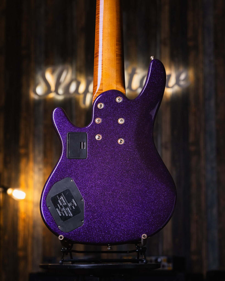 Yamaha TRB 6 Sparkle Purple '97 - Bajo Eléctrico | Cuerpo • Modelo: TRB 6P• Madera: Alder • Top: Maple • Terminación: Sparkle Purple, Gloss Brazo • Madera: 5 Piezas Maple/Mahogany • Terminación: Neck Thru / Gloss• Espaciado: 19 mm• Escala: 35"• Nuez: Bone