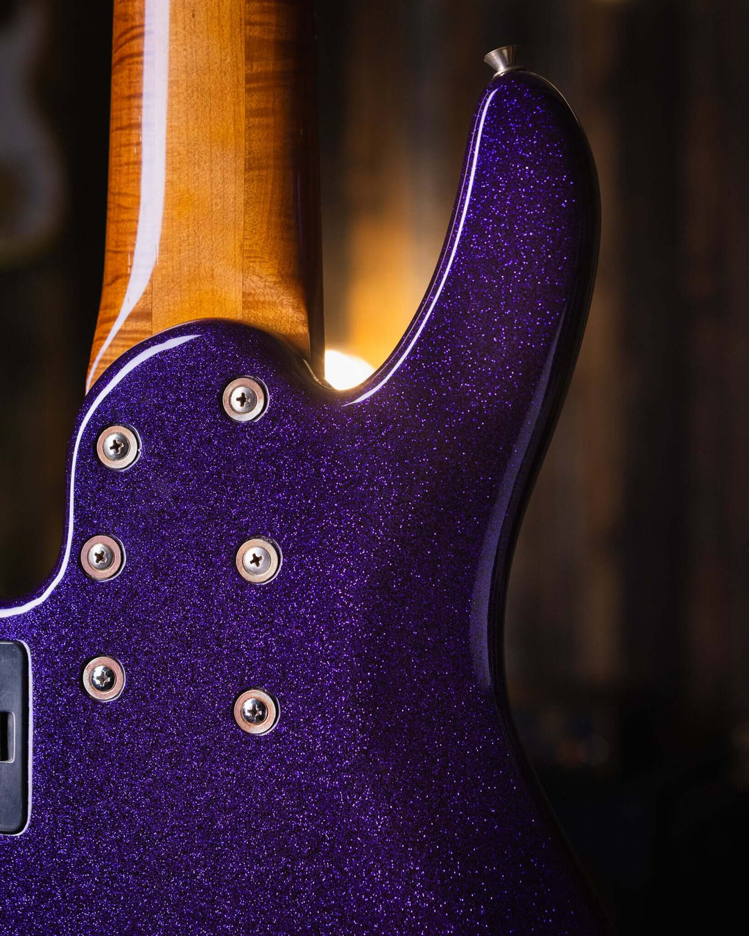 Yamaha TRB 6 Sparkle Purple '97 - Bajo Eléctrico | Cuerpo • Modelo: TRB 6P• Madera: Alder • Top: Maple • Terminación: Sparkle Purple, Gloss Brazo • Madera: 5 Piezas Maple/Mahogany • Terminación: Neck Thru / Gloss• Espaciado: 19 mm• Escala: 35"• Nuez: Bone