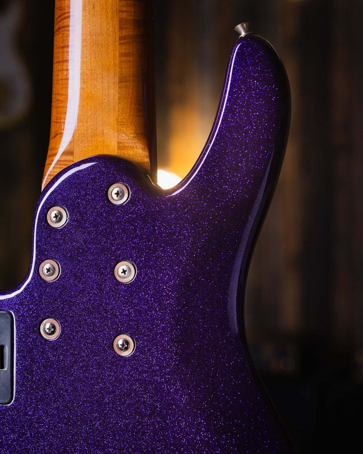 Yamaha TRB 6 Sparkle Purple '97 - Bajo Eléctrico | Cuerpo • Modelo: TRB 6P• Madera: Alder • Top: Maple • Terminación: Sparkle Purple, Gloss Brazo • Madera: 5 Piezas Maple/Mahogany • Terminación: Neck Thru / Gloss• Espaciado: 19 mm• Escala: 35"• Nuez: Bone